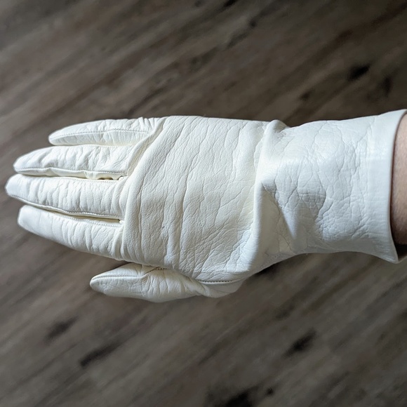 SOLD -- Vintage Nordstrom Italian Off White Soft Leather & Silk Gloves - 7 Med - Picture 7 of 11